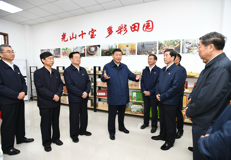 9月16日至18日，中共中央總書記、國家主席、中央軍委主席習近平在河南考察。這是17日上午，習近平在信陽市光山縣文殊鄉(xiāng)東岳村文化接待中心，了解光山縣脫貧工作和中辦在光山縣扶貧工作情況。新華社記者 謝環(huán)馳 攝