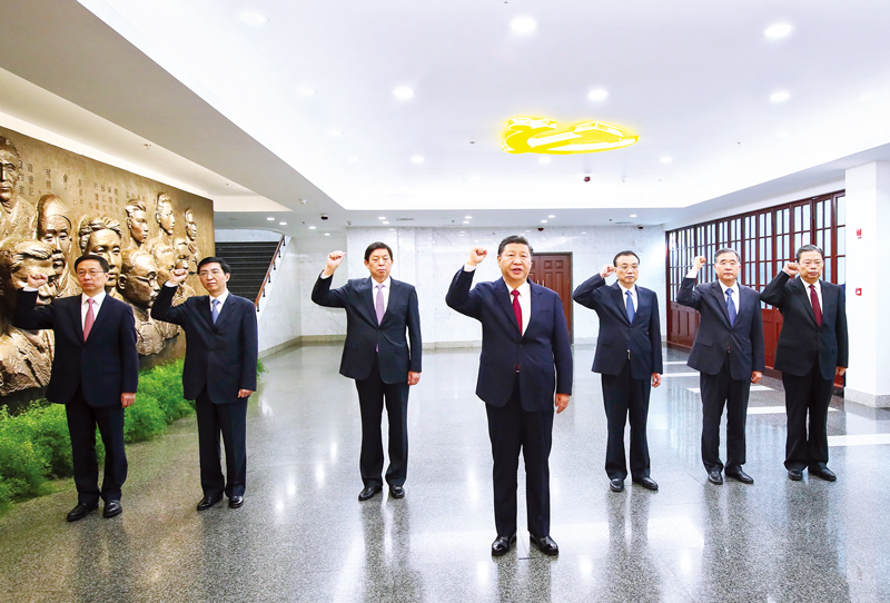 　2017年10月31日，中共中央總書記、國家主席、中央軍委主席習(xí)近平帶領(lǐng)中共中央政治局常委李克強、栗戰(zhàn)書、汪洋、王滬寧、趙樂際、韓正，瞻仰上海中共一大會址和浙江嘉興南湖紅船。這是31日上午，在上海中共一大會址紀(jì)念館，習(xí)近平帶領(lǐng)其他中共中央政治局常委同志一起重溫入黨誓詞。 新華社記者 蘭紅光/攝