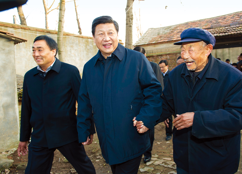 　2013年11月24日至28日，中共中央總書記、國家主席、中央軍委主席習(xí)近平在山東考察。 這是25日下午，習(xí)近平在地處沂蒙老區(qū)的臨沭縣曹莊鎮(zhèn)朱村親切地拉著83歲的“老支前”王克昌的手去他家看望。 新華社記者 謝環(huán)馳/攝