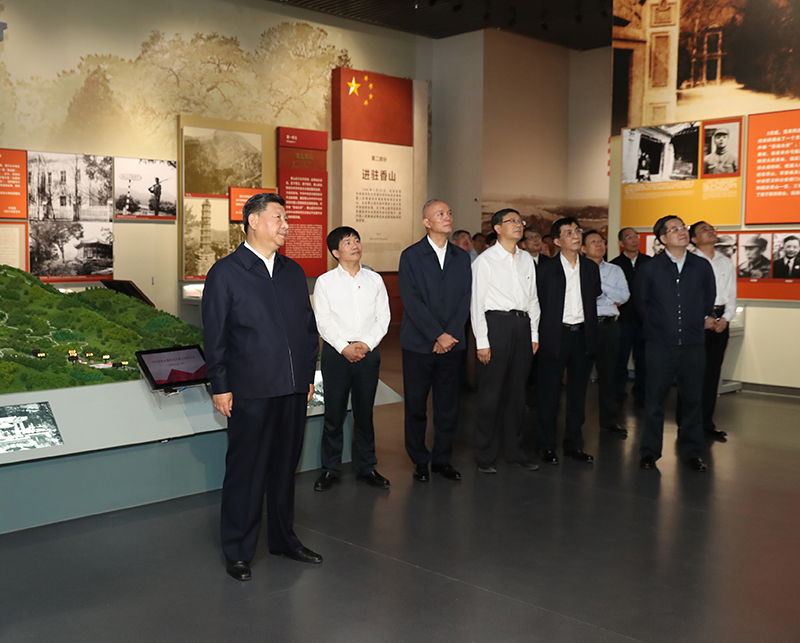 9月12日，中共中央總書記、國家主席、中央軍委主席習(xí)近平視察中共中央北京香山革命紀(jì)念地。這是習(xí)近平在香山革命紀(jì)念館參觀《為新中國奠基》主題展覽。
