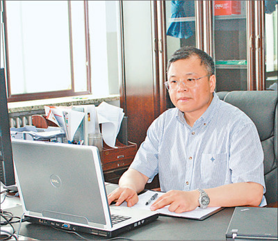 2010年6月1日，黃大年在辦公室內(nèi)工作（資料照片）。